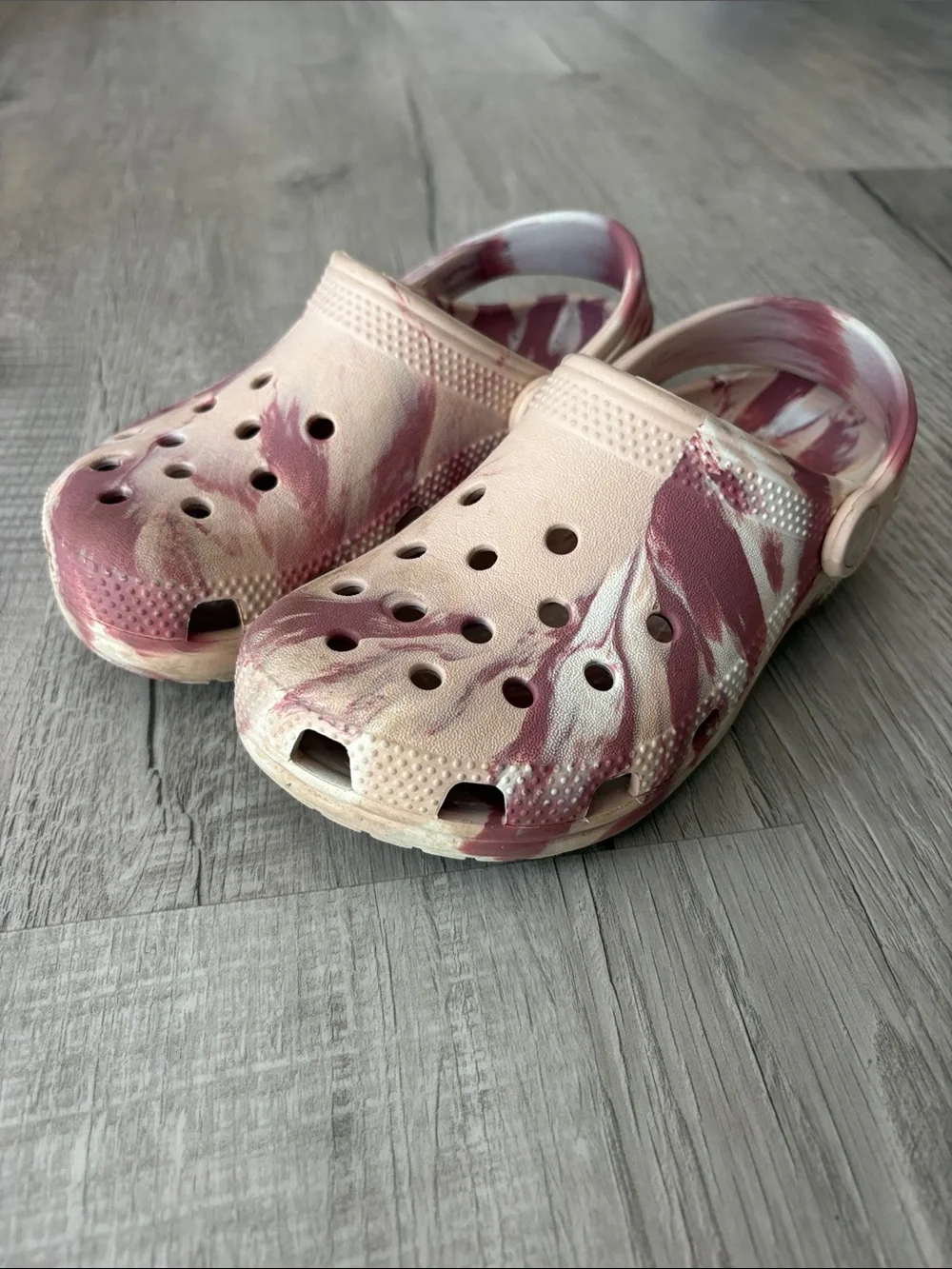 CROCS Kids Marble-Print Clogs in Pink and Cream